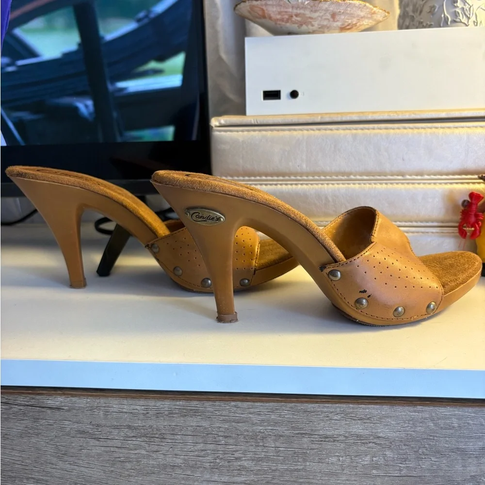 Elegant Tan Heeled Sandals - Picture 3 of 6